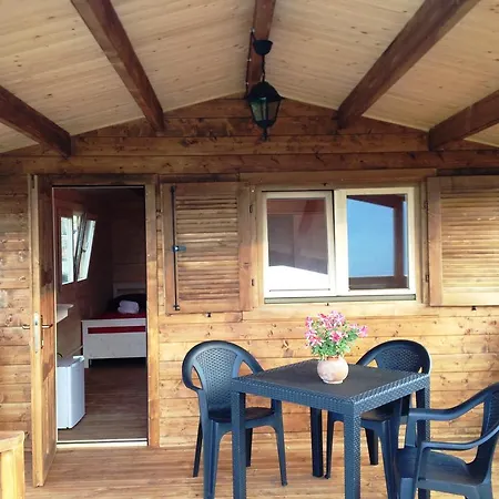 Lao לינה וארוחת בוקר *